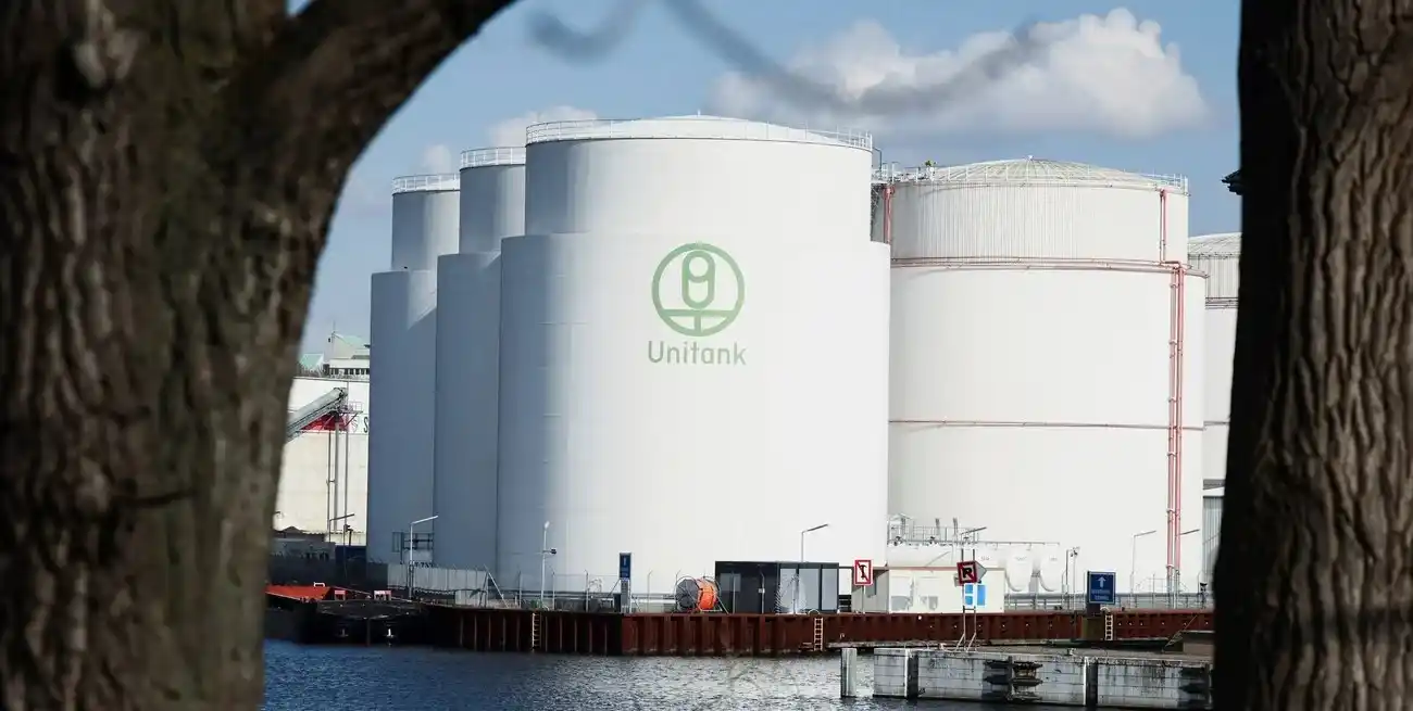 Contenedores de almacenamiento de petróleo de la empresa alemana de logística de petróleo mineral Unitank en Westhafen, Berlín, en medio del conflicto entre Estados Unidos e Israel con Irán, Alemania, 11 de marzo de 2026. Foto: REUTERS / Liesa Johannssen.