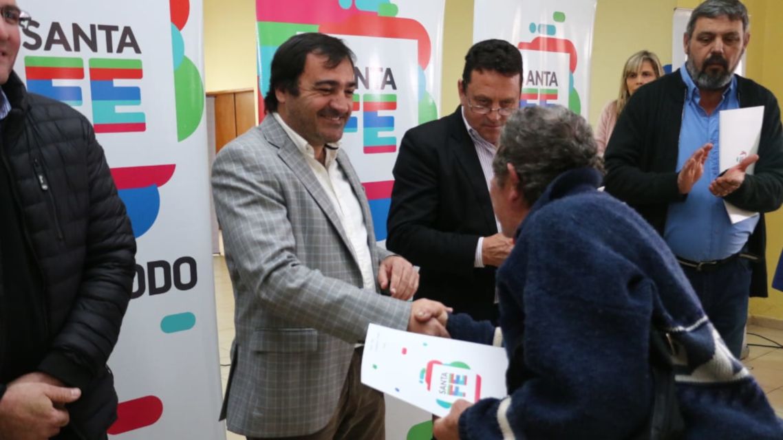 La provincia entregó 71 escrituras a familias del departamento San Jerónimo