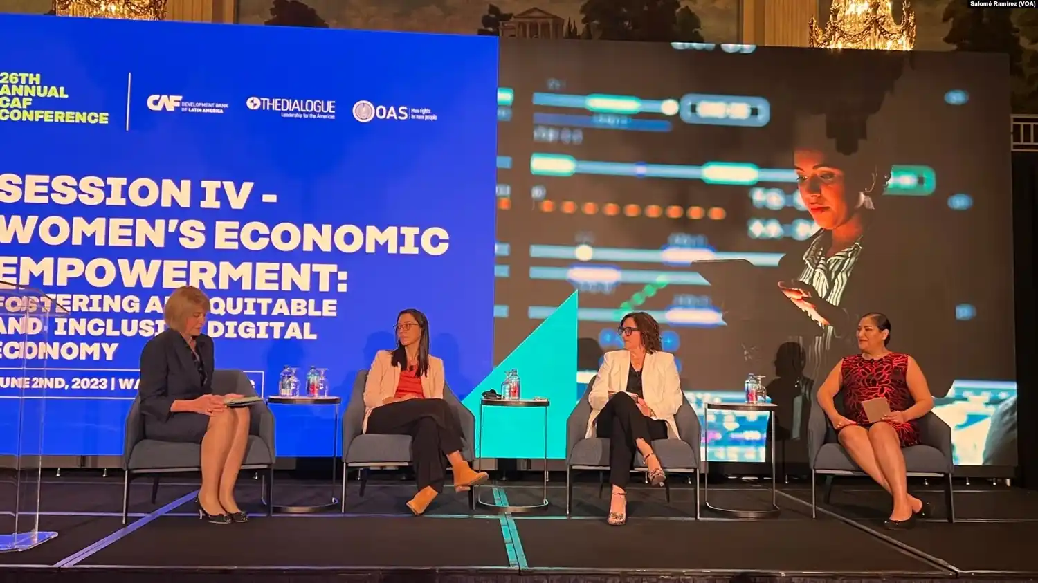 Un panel de mujeres expertas en nuevas tecnologías y economía discuten la importancia de cerrar las brechas de género durante la Conferencia CAF en Washington el 2 de junio de 2023
