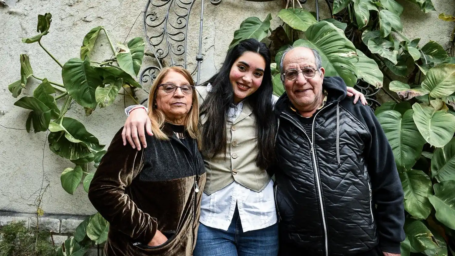 Elsa y Feliciano, los abuelos que fueron padres: una historia de amor y crianza