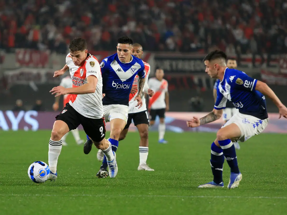 Con polémica en el VAR, River se despidió ante Vélez