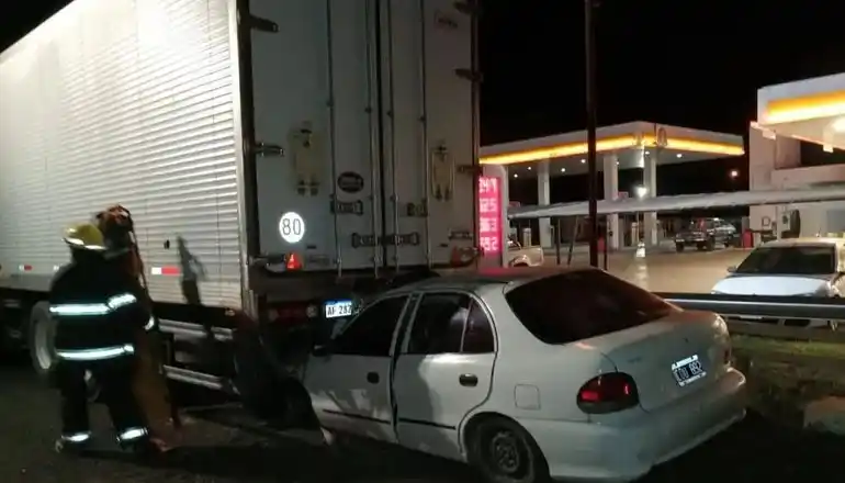 Una persona falleció al chocar contra un camión estacionado en la Ruta 226