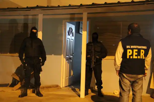 Armas, droga, dinero y cuatro detenidos en los allanamientos policiales