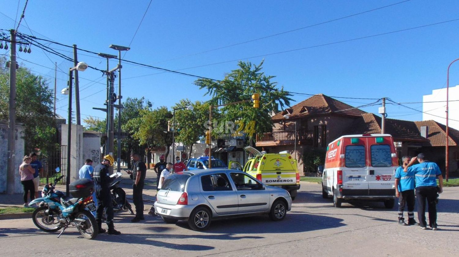 Motociclista lesionado al chocar con auto en Mitre y España