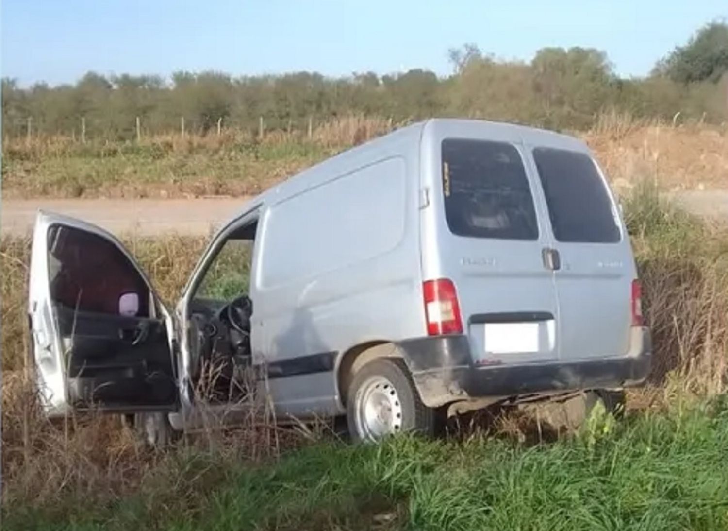 Viajaba por la Ruta 18, se le cruzó un zorro y terminó en la banquina