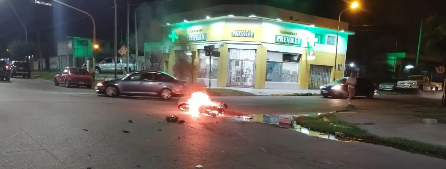 La moto se incendió, producto del derrame de combustible.