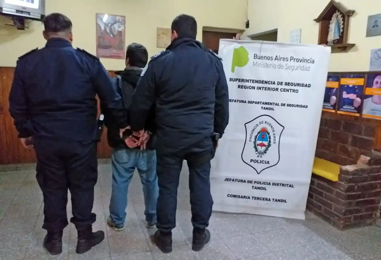 Aprehendieron a dos personas que intentaban robar en una casa