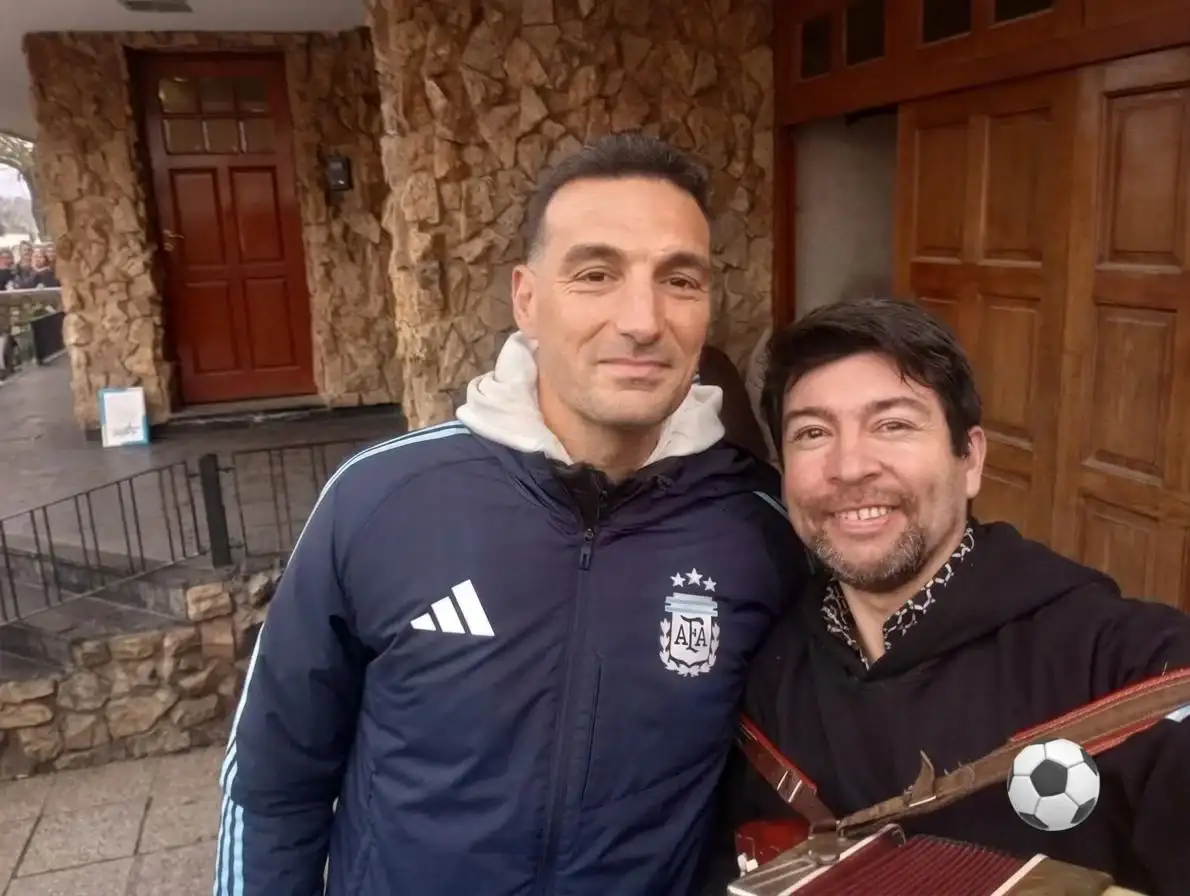La historia de los santafesinos que le cantaron un chamamé a Lionel Scaloni en su casa: "Nos sorprendió muchísimo" - 2