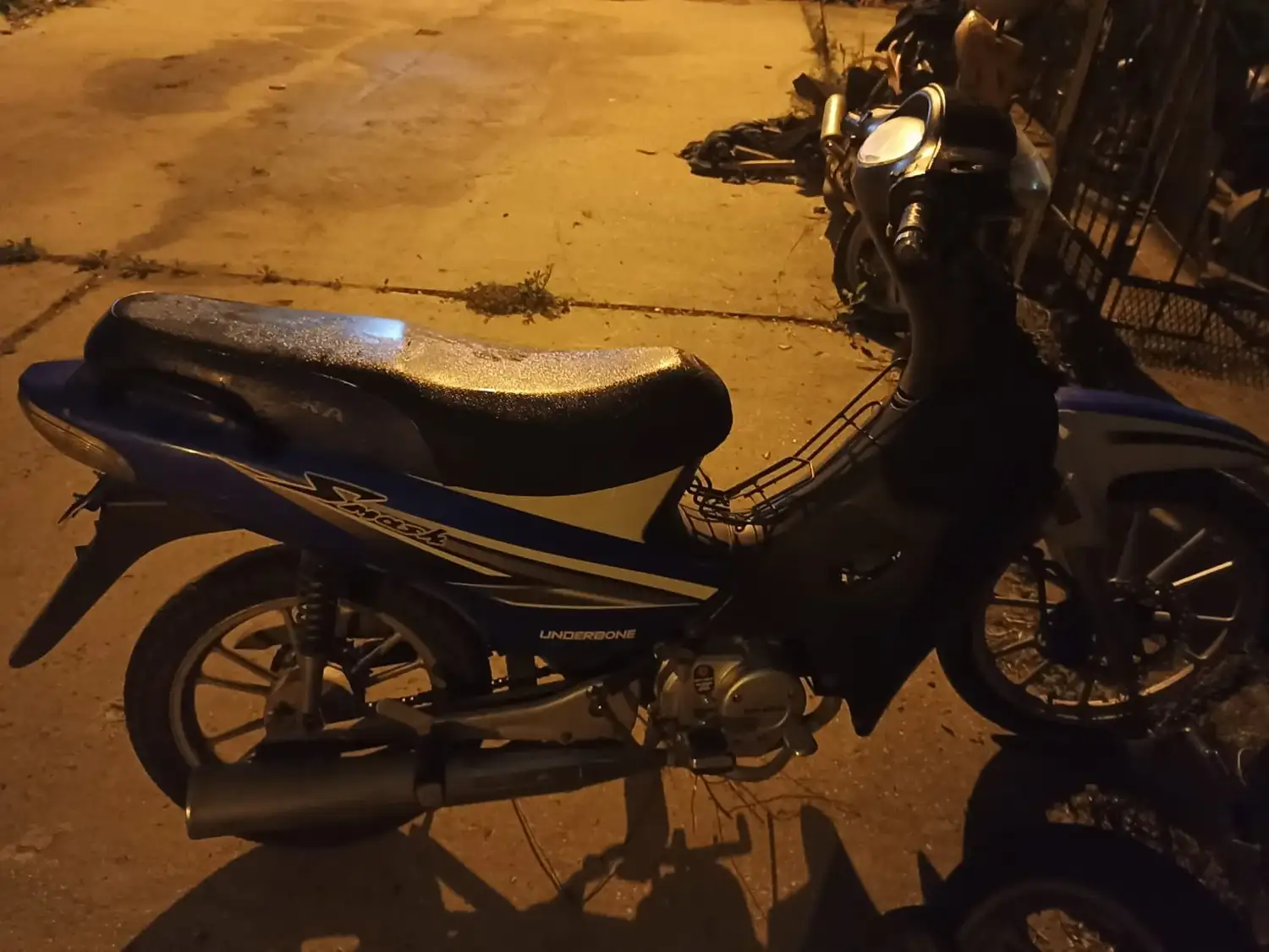 La moto recuperada por personal policial.