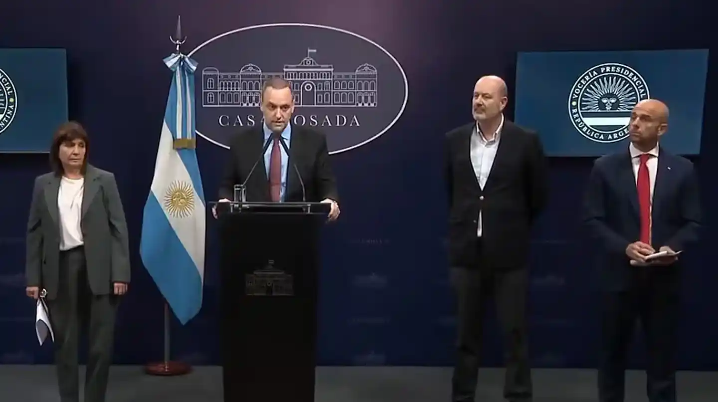 Conferencia de prensa brindada por funcionarios nacionales.