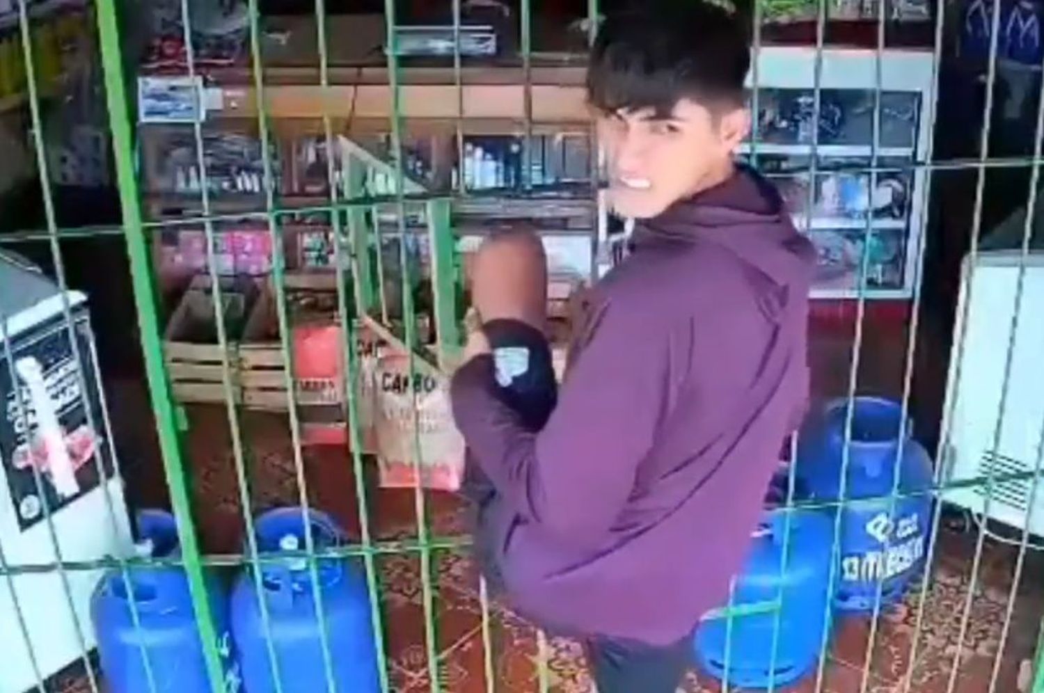¡De no creer!: un joven hizo contorsionismo y entró por la reja a robar a un comercio en Paraguay