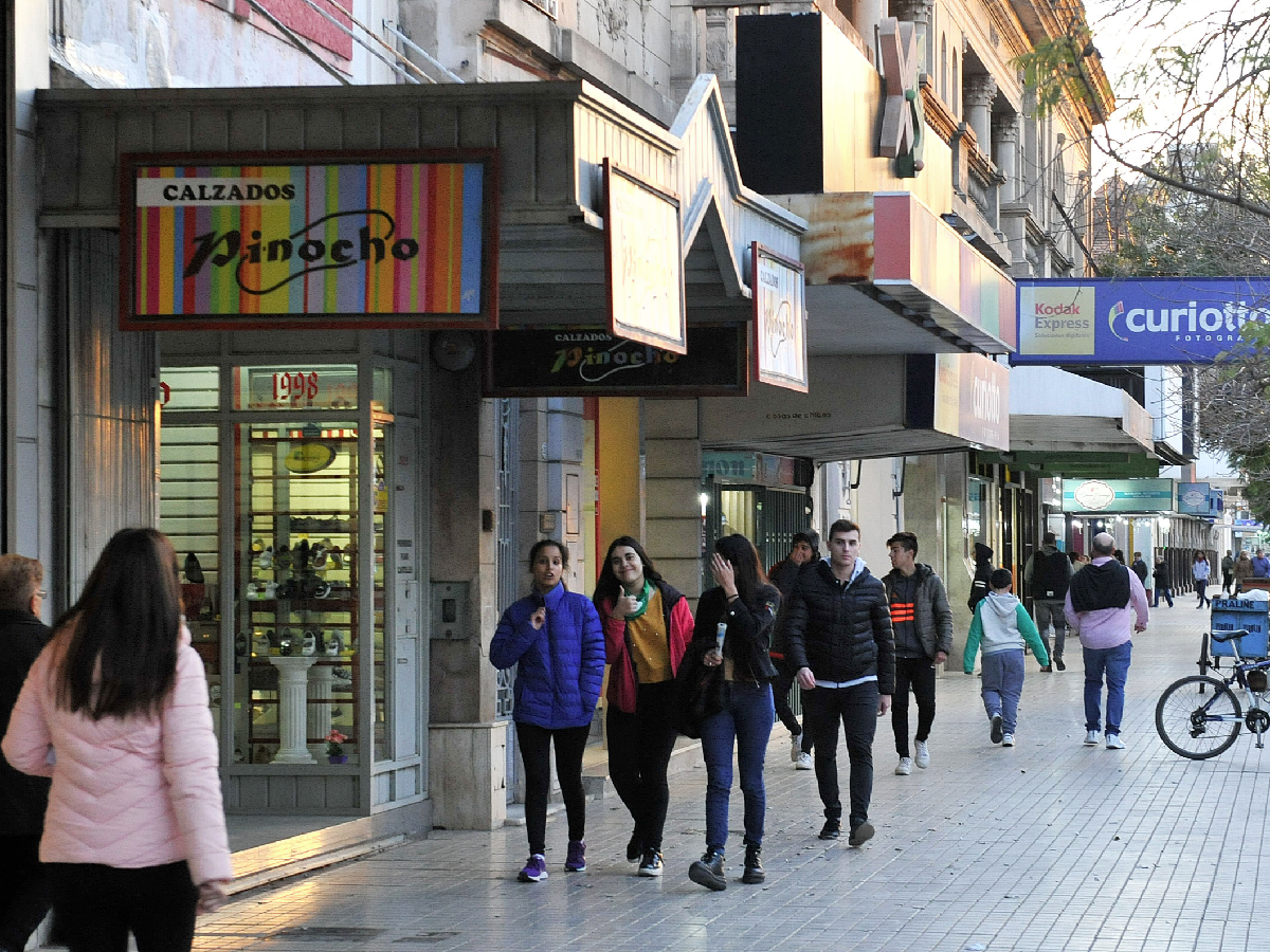 Empleados de comerio acordaron 30% de aumento con cláusula gatillo