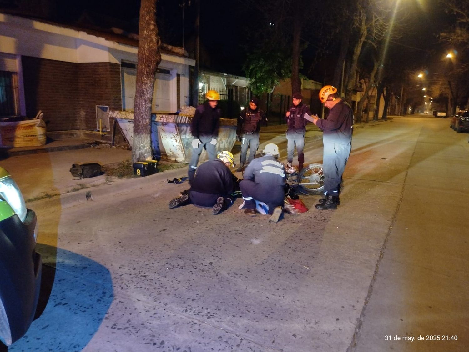 Los servidores públicos asistiendo a la motociclista.