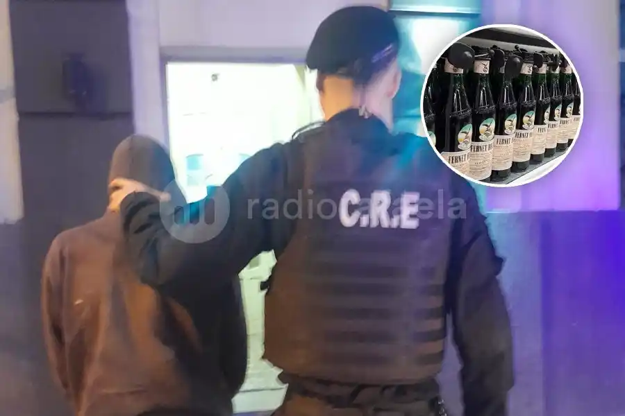 Paseando por el Hipermercado, encanutó dos botellas de fernet entre la ropa