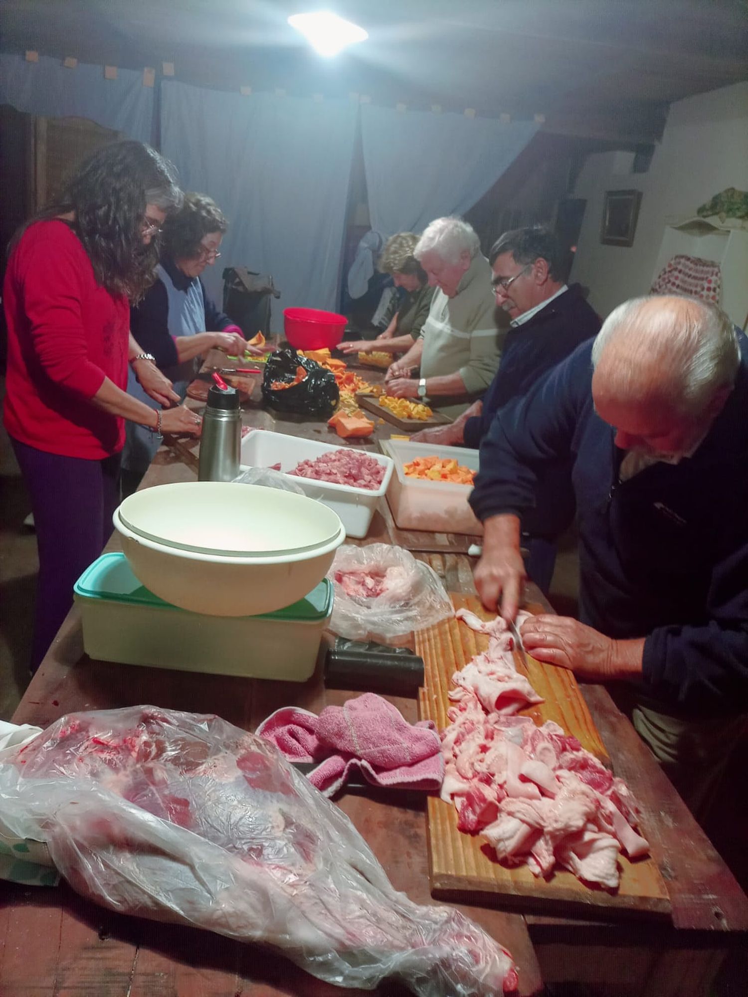 Varios integrantes de la comunidad colaboraron con la preparación de la tradicional comida.