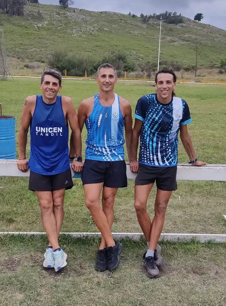 Juan Retondo, Luciano Godoy y Simón Guido, en la pista municipal.