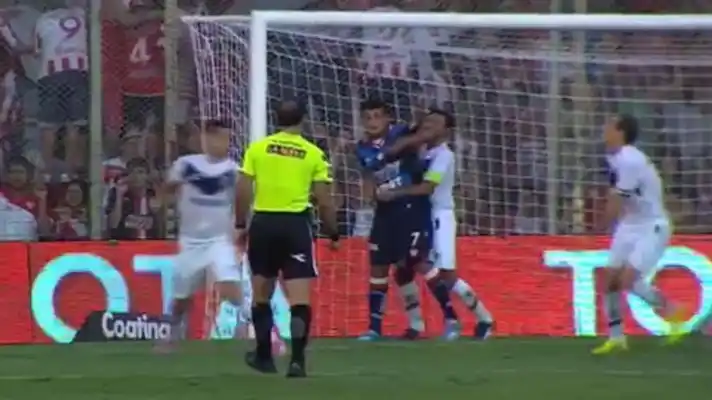 Video: Brutal codazo de Triverio a Cubero en Santa Fe