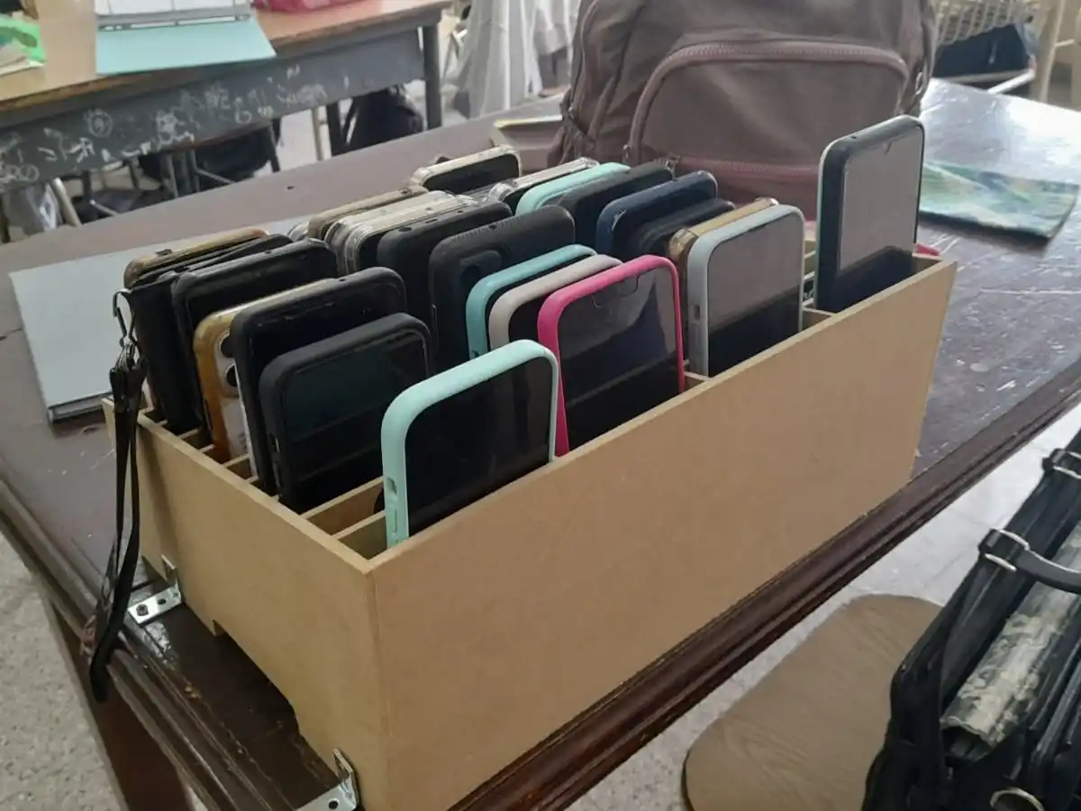 Una escuela de la ciudad implementa un sistema para regular el uso del celular dentro y fuera del aula