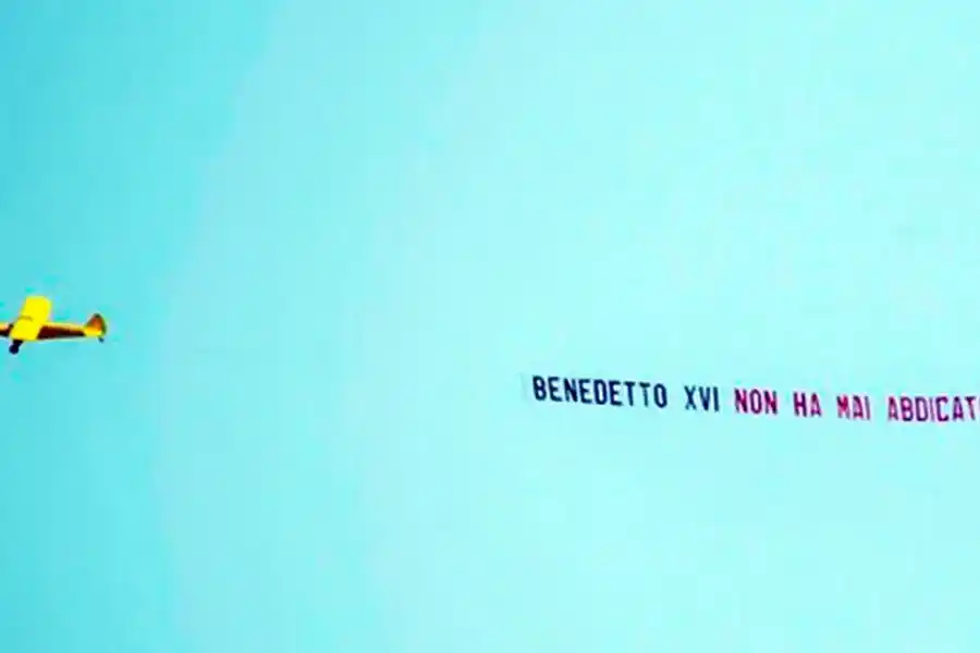 Un misterioso avión sobrevuela Roma con un mensaje que alimenta una teoría conspirativa sobre el papa Benedicto XVI