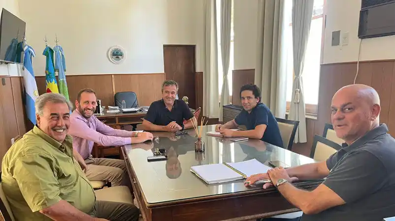 Representantes de CoopAgro mantuvieron una reunión con el Intendente de Lobería y autoridades municipales.