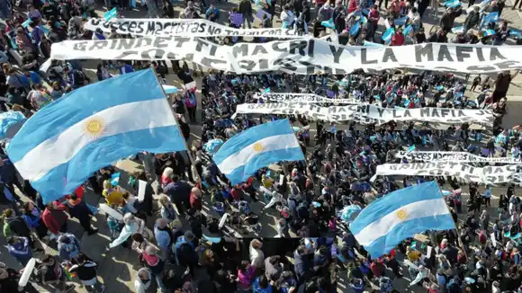 ARGENTINA ENCENDIDA: al menos cinco policías heridos tras protestas frente a la casa de Cristina Kirchner