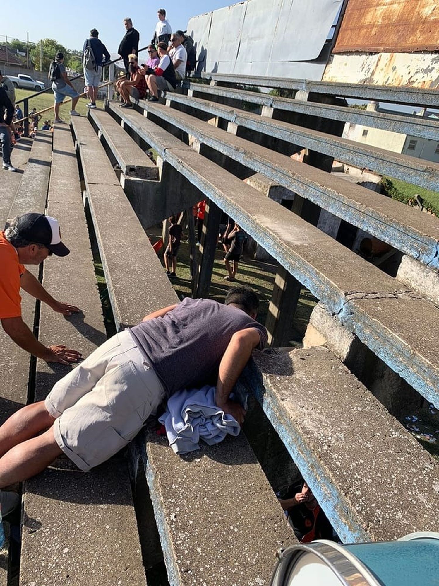 En un partido de la liga local de Necochea, una parte de la tribuna visitante cedió y los hinchas cayeron