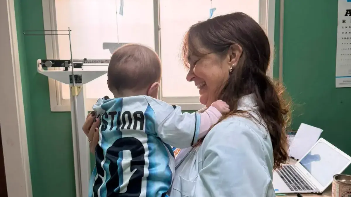 Pediatra. Mónica Salazar con uno de sus pequeños pacientes