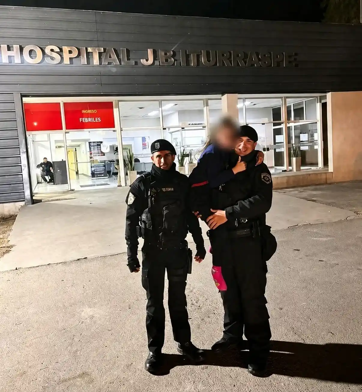 Los efectivos policiales junto a la niña que salvaron,