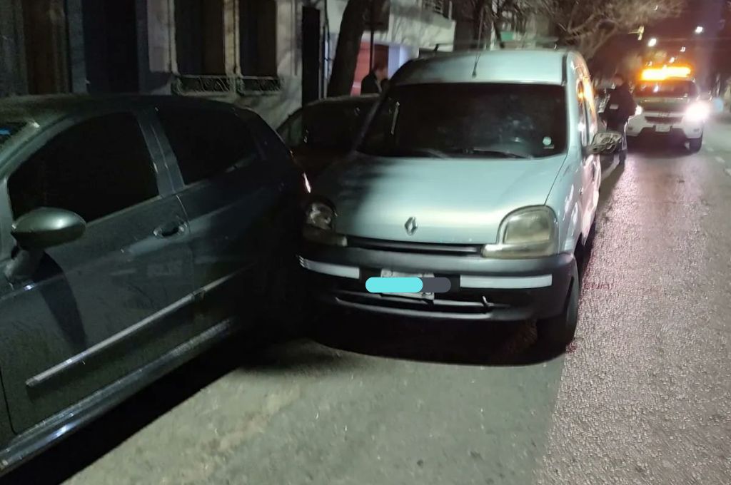 Un hombre se descompensó y chocó dos autos estacionados, fue socorrido por personal municipal