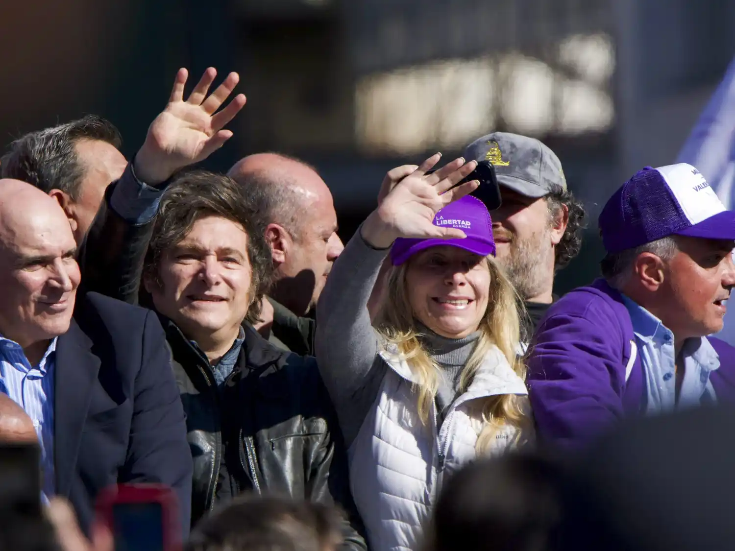 La caravana presidencial debió ser suspendida por una agresión.