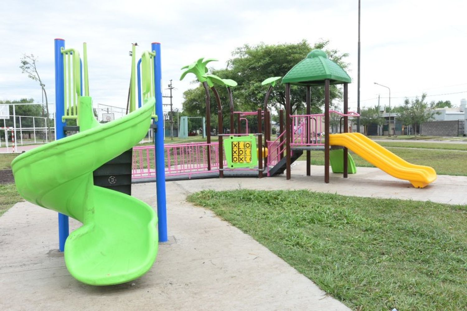 La plaza del barrio 2 de Abril incorpora nuevos juegos infantiles