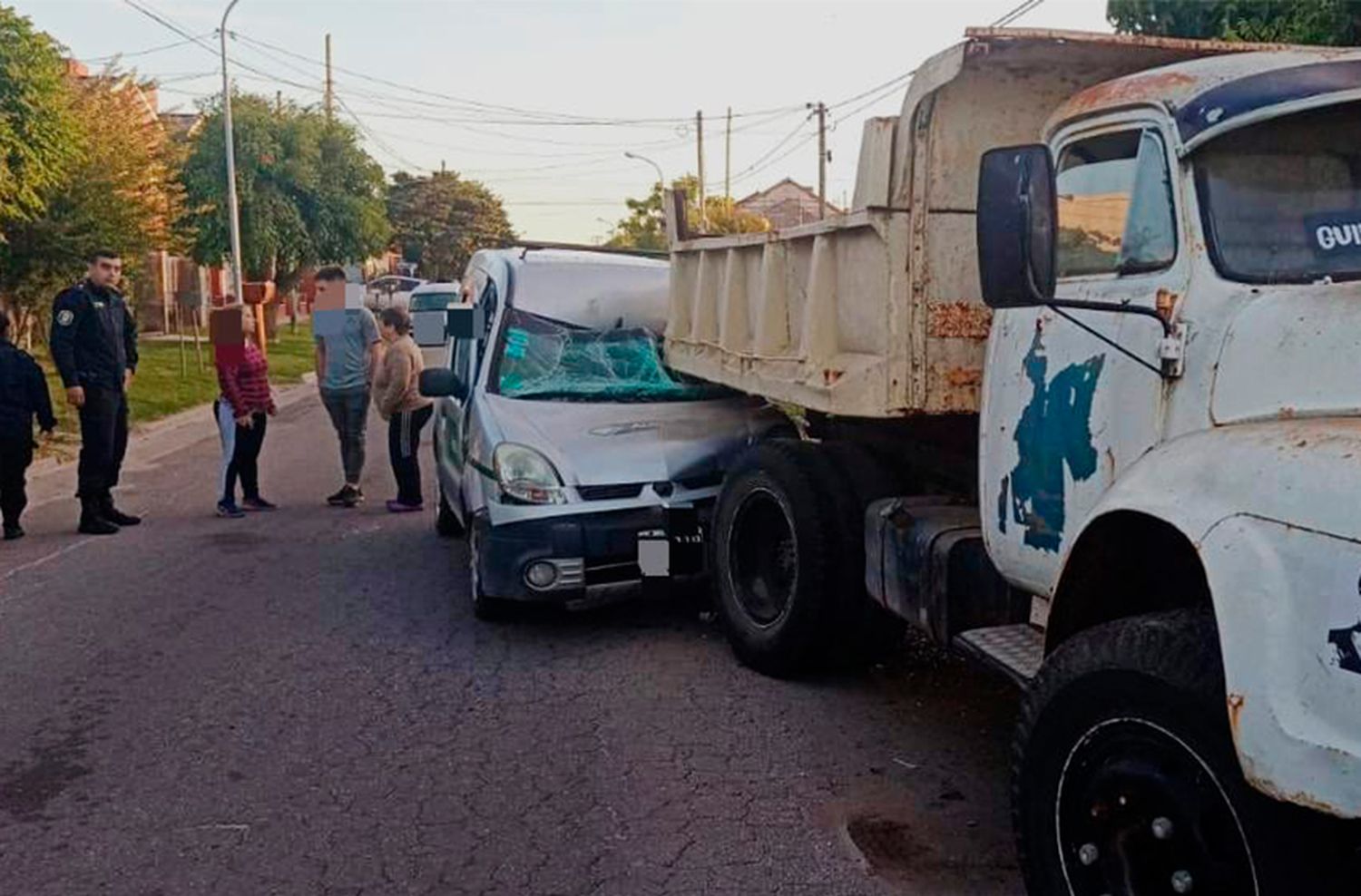 Chocó contra un camión estacionado y quedó atrapado en su camioneta