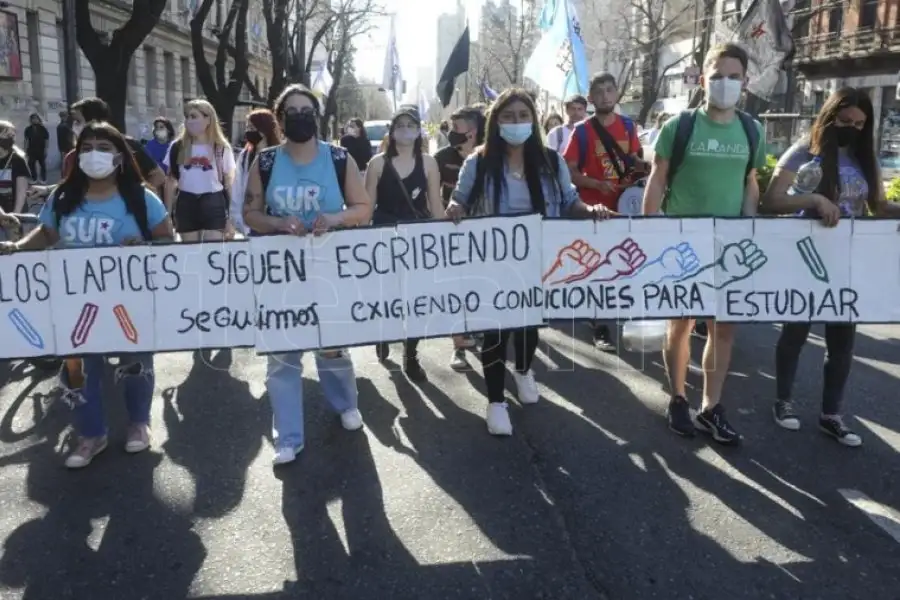 La noche del 16 de septiembre de 1976, las fuerzas represivas secuestraron a Horacio Ungaro junto a un amigo que se había quedado a dormir en su casa.