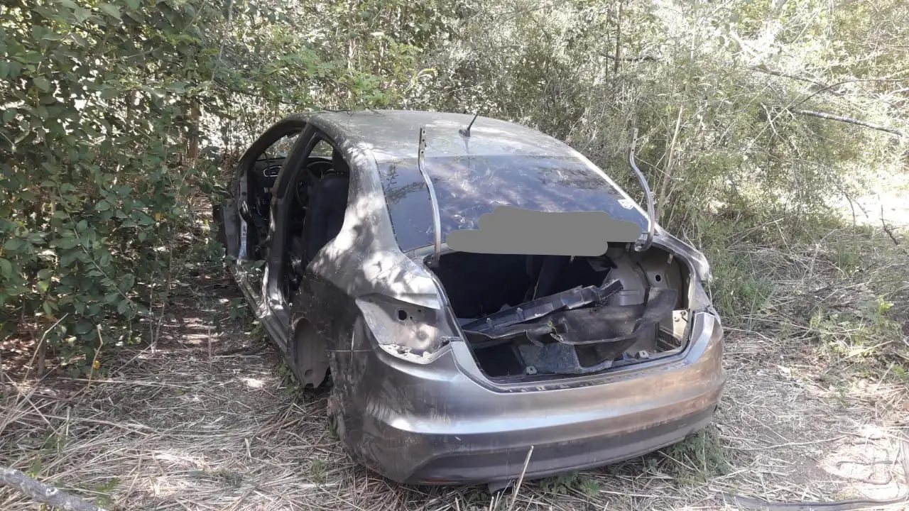 El auto abandonado por los presuntos autores del millonario robo