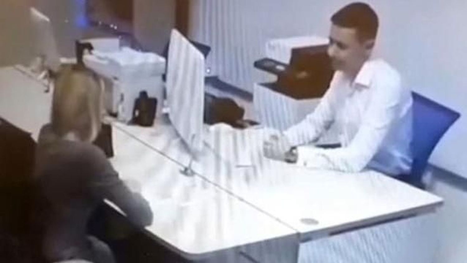 Se desnudó ante el gerente del banco para conseguir préstamo: la escracharon en las redes