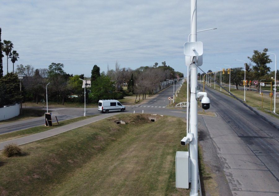 Cruzaron en rojo, los vieron desde las cámaras del Centro de Monitoreo y les retuvieron la licencia