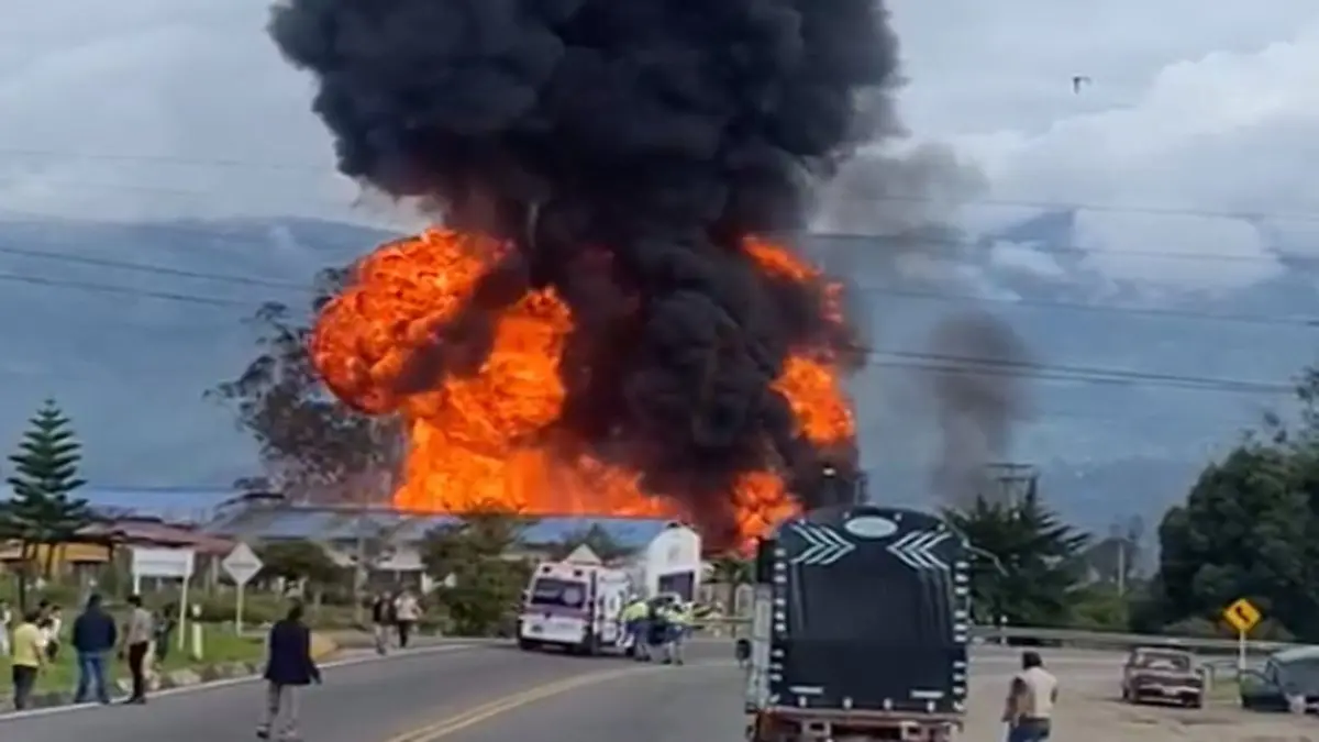 FUERTE EXPLOSIÓN DE CAMIÓN CISTERNA cerca de fábrica de pegamentos volcó varios carros y dejó 5 heridos en Colombia