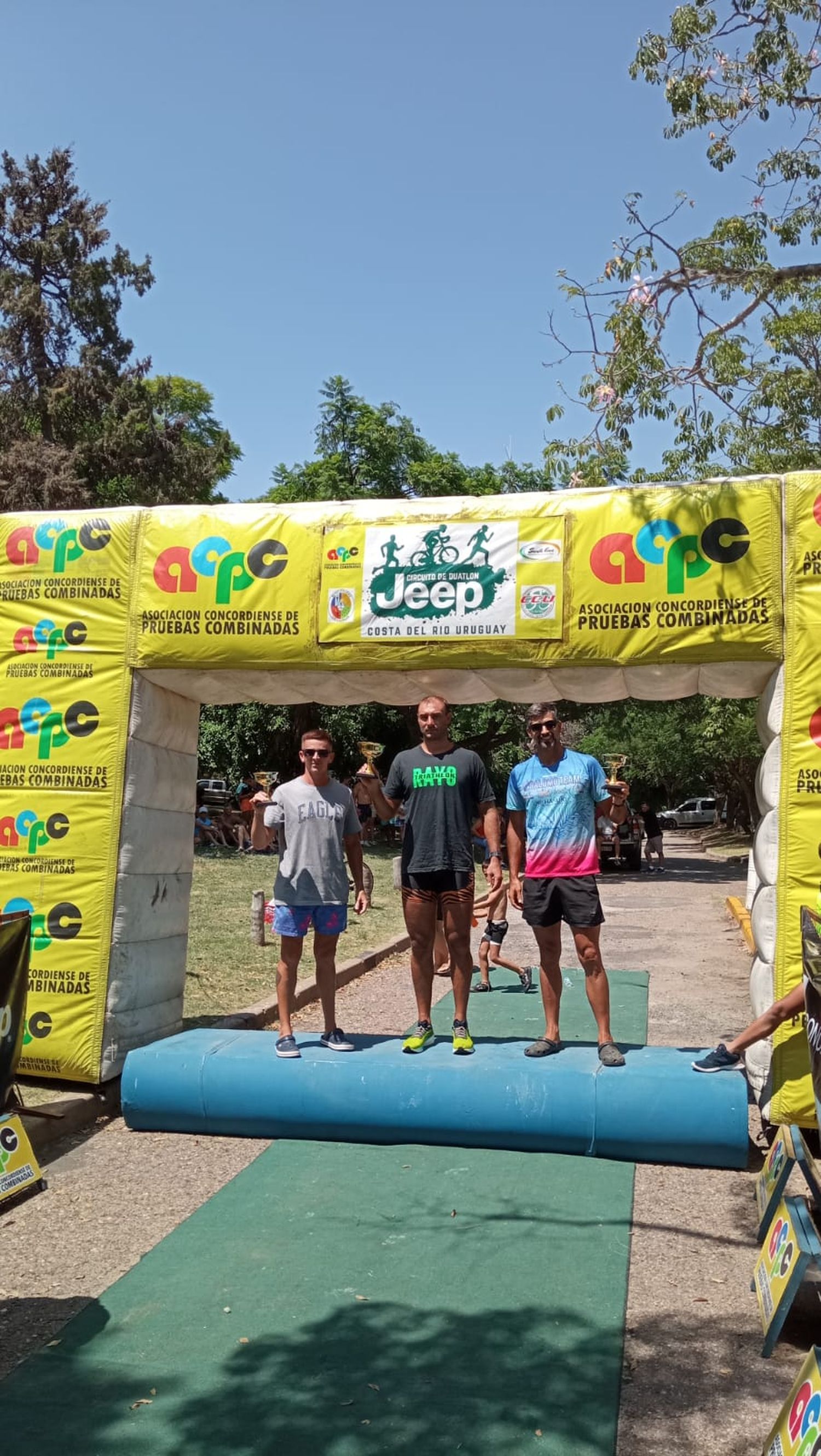 Una buena perfomance cumplieron atletas gualeguayenses que participaron en el Triatlón de La Paz.