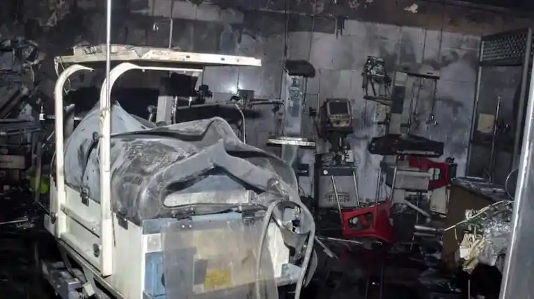 Al menos 10 recién nacidos murieron cuando se incendió la unidad de neonatología de un hospital de la India