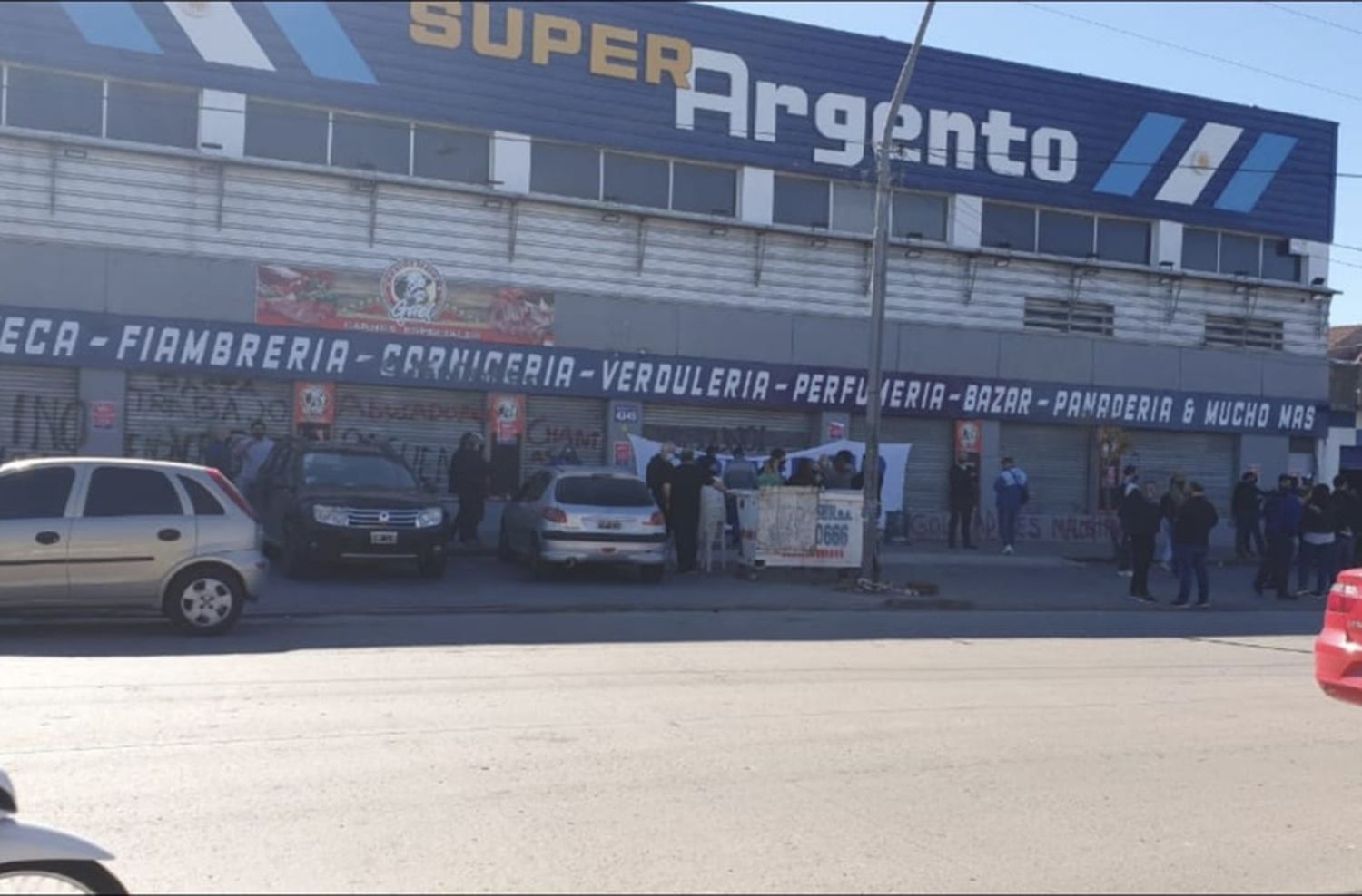 Principio de acuerdo en el supermercado chino "Super argento"