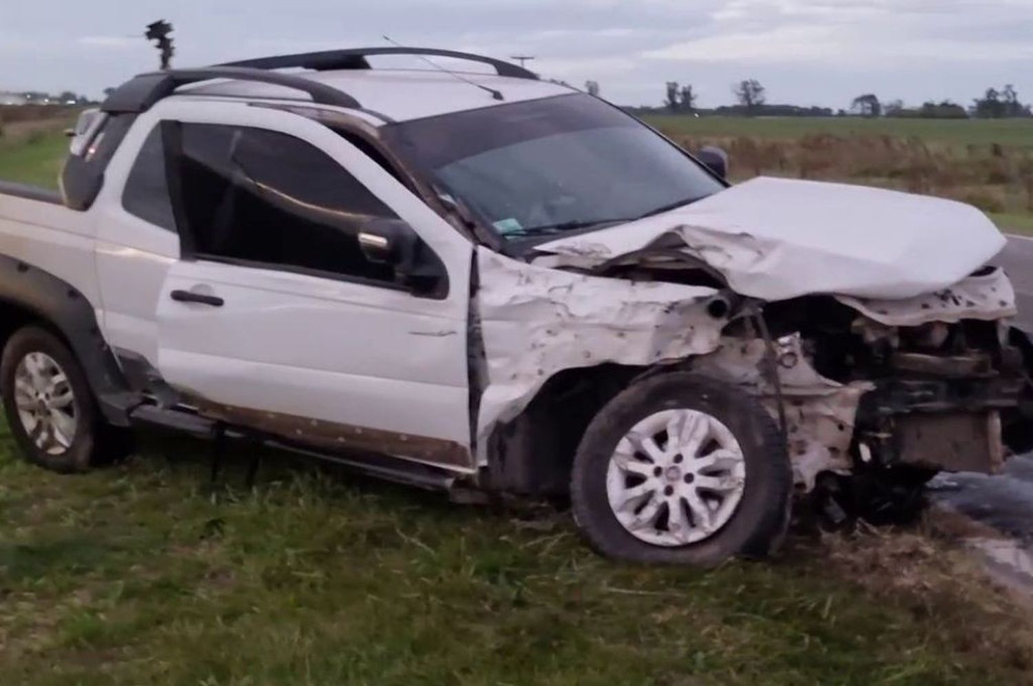 Por un bache en ruta 11, un automovilista perdió el control y chocó de frente con dos camionetas