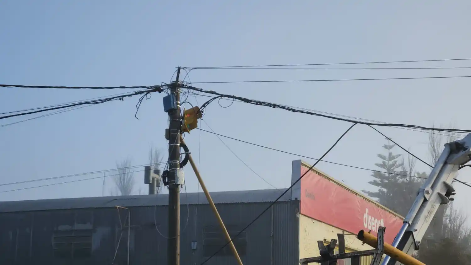 Caos en Bv. Lehmann y Cerdán: cable bajo provocó daños y complicaciones en el tránsito - 5