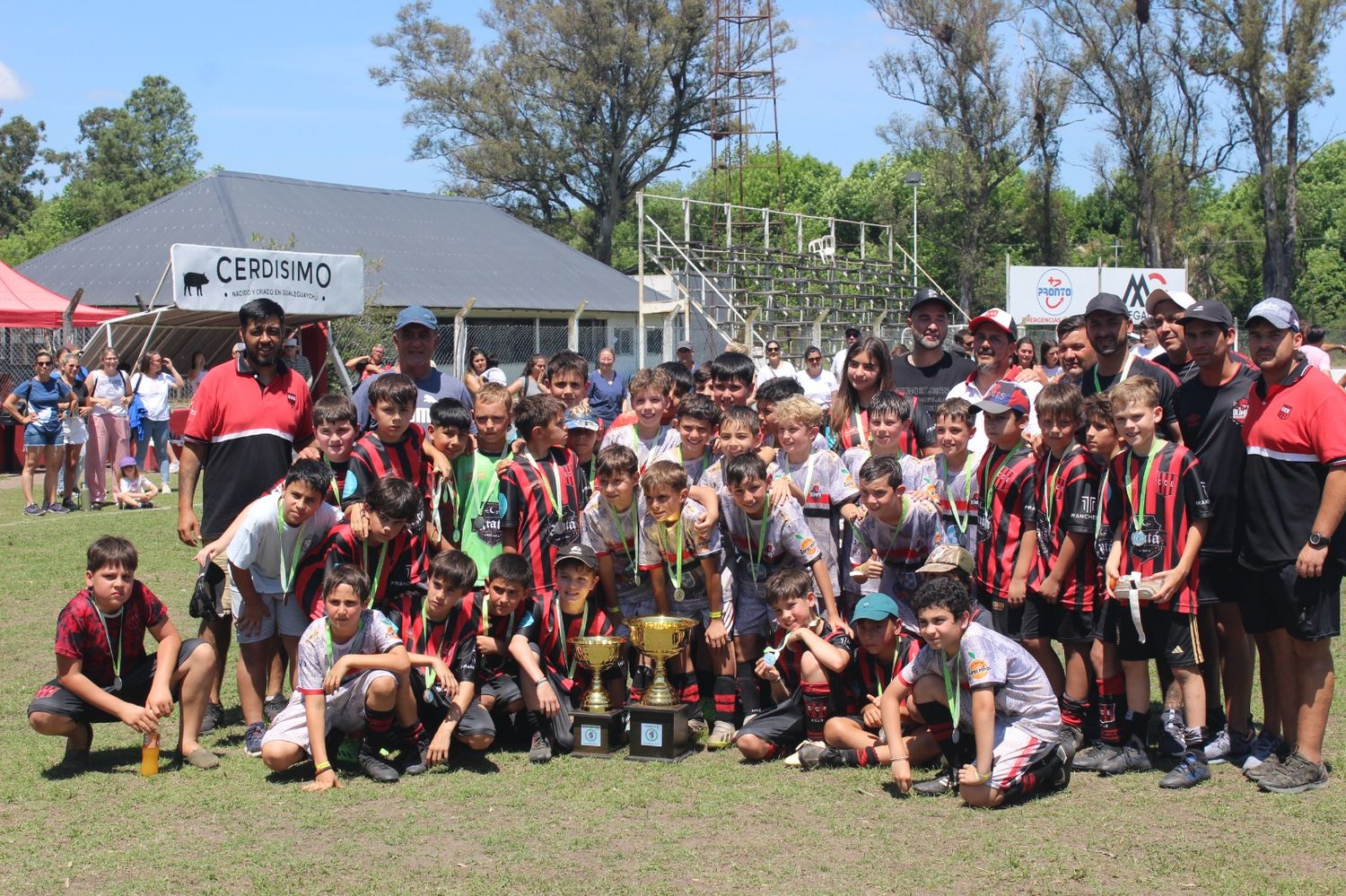 Los campeones y subcampeones posan para la foto, revalorizando el concepto de amistad y camaradería.