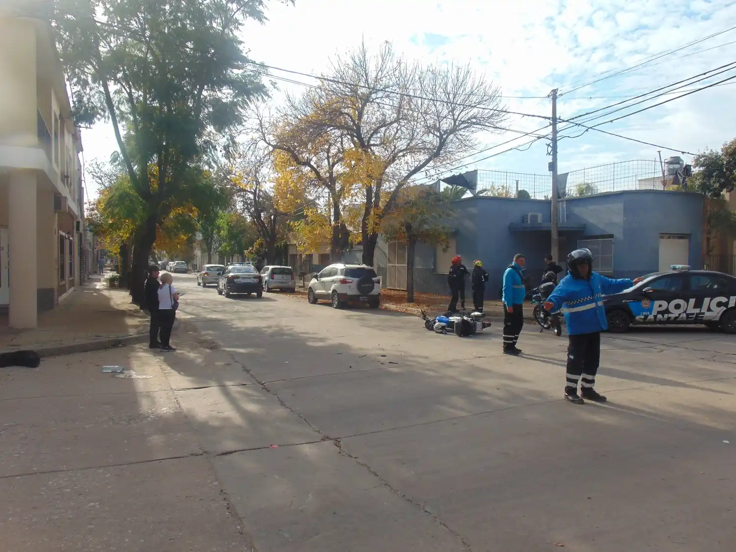 Personal de tránsito coordinando la circulación vehicular.