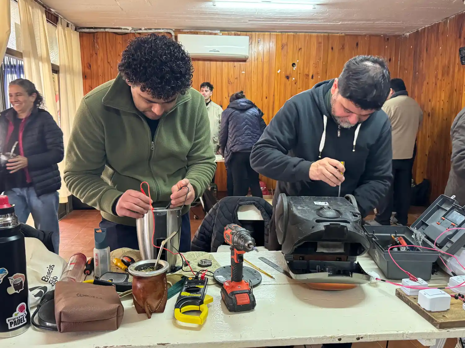 Los participantes en plena clase práctica.