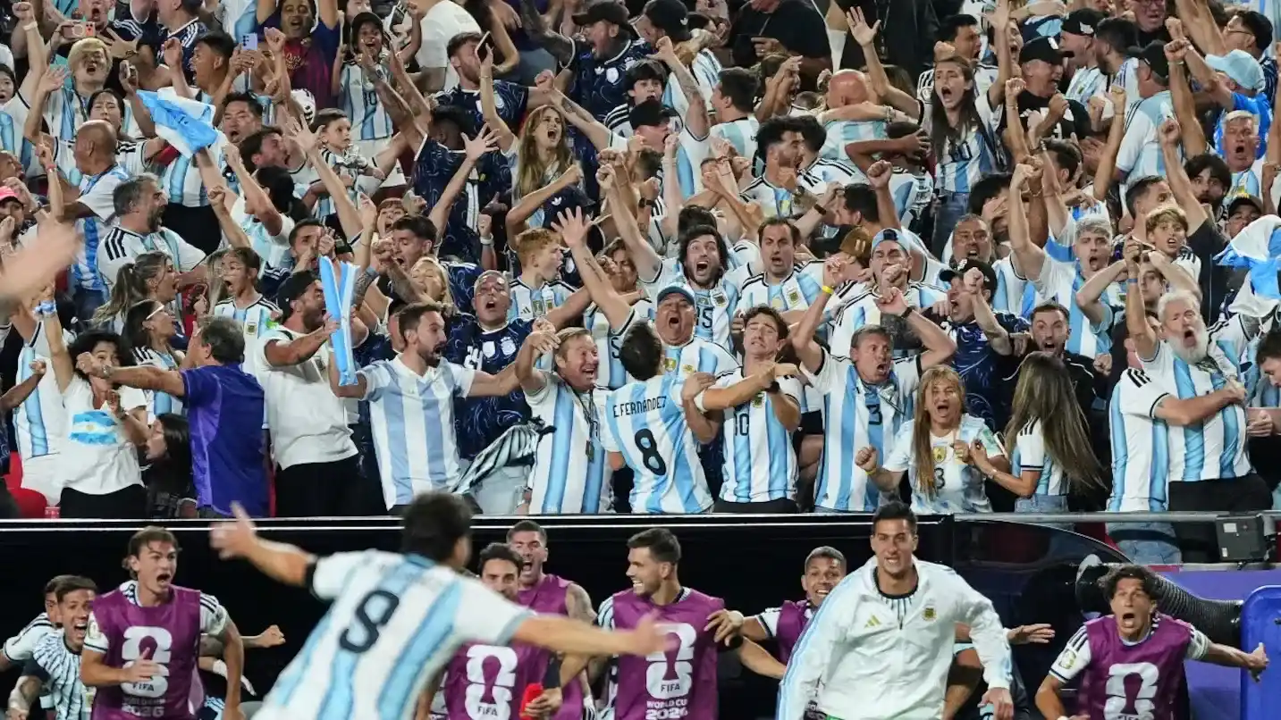 Los hinchas festejan la clasificación a semifinales. (Foto: AP)