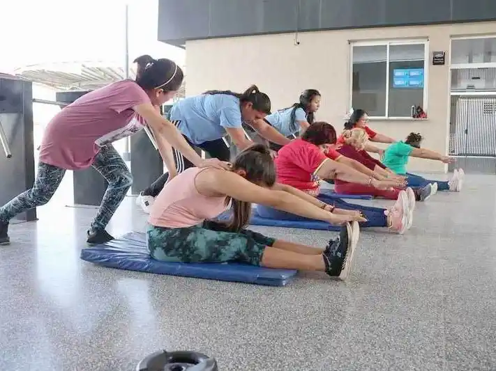 Continúa el entrenamiento funcional
gratuito en el Parque Acuático