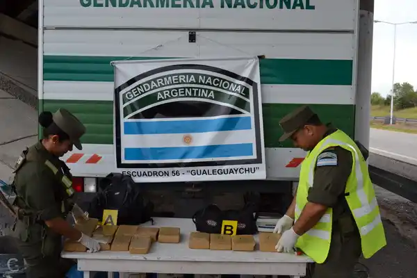 Secuestran dos bolsos con 13 paquetes de marihuana