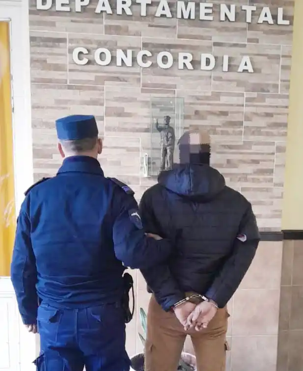 Un motociclista fue detenido tras intentar evadir un control policial