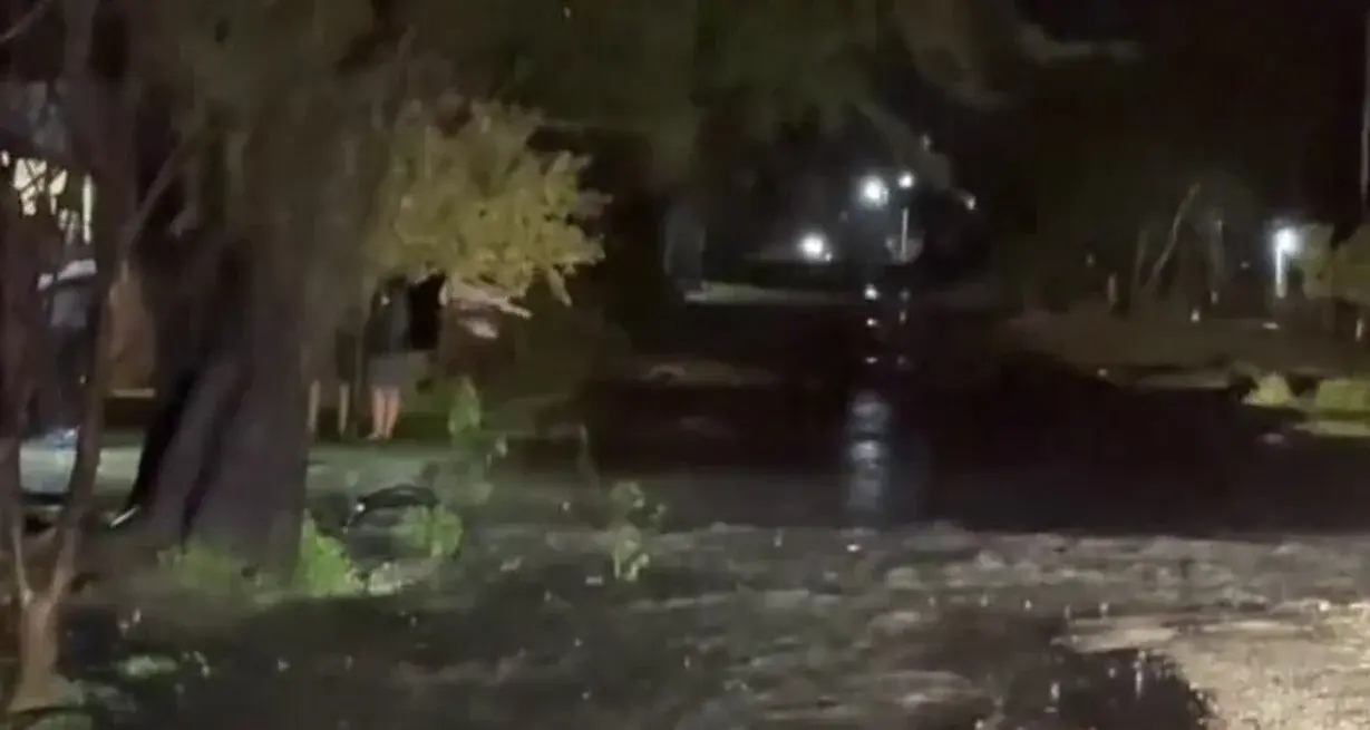 Un temporal dejó más de 100 mm de lluvia en dos horas en Florencia: anegamientos y complicaciones